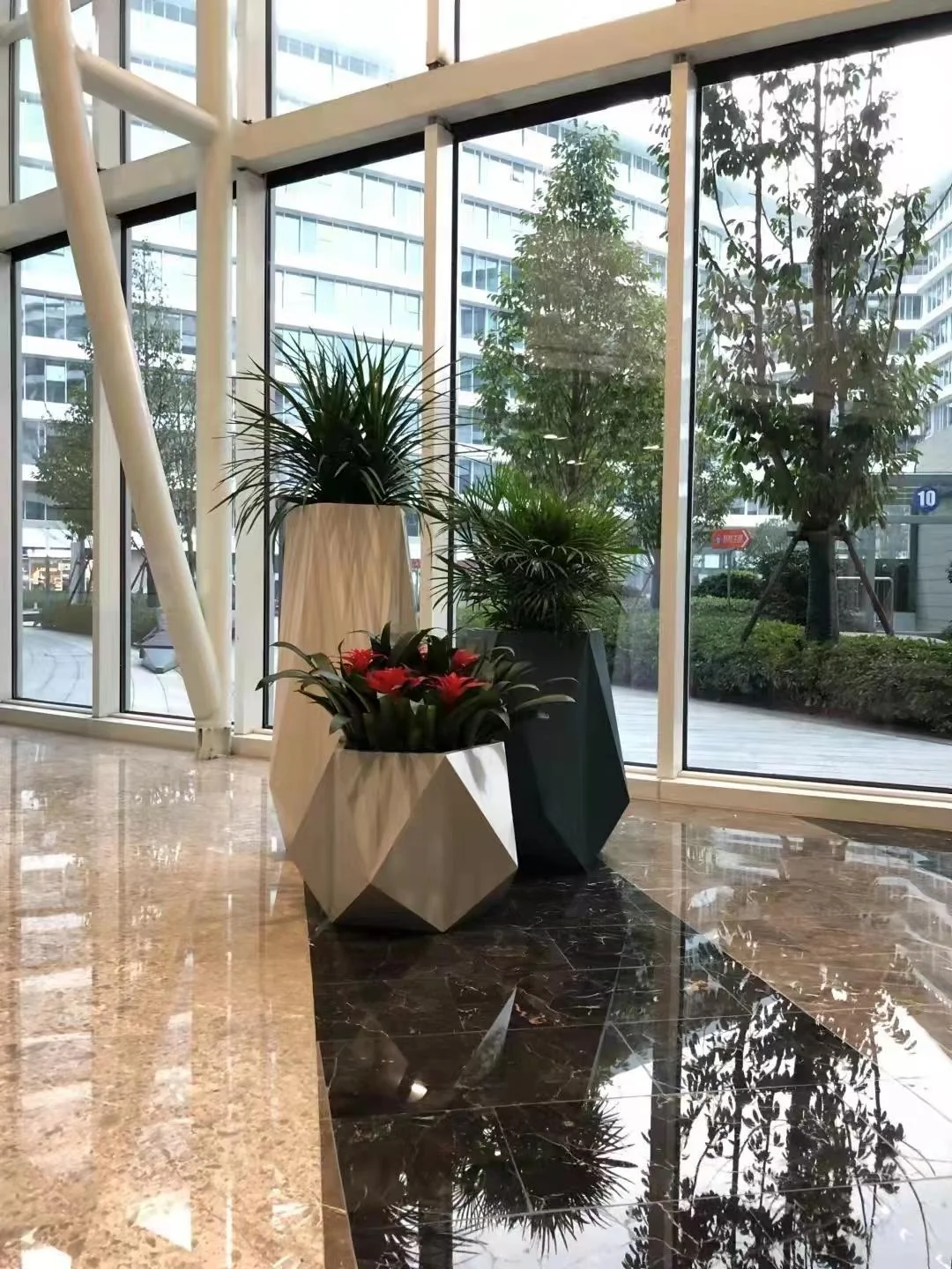 玻璃钢花器与绿植搭配